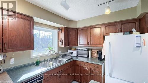 157 William Street N, Central Huron (Clinton), ON - Indoor Photo Showing Kitchen With Double Sink