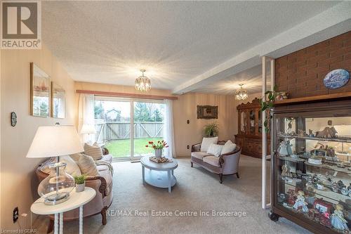 7147 Wellington Road No. 124 Road, Guelph/Eramosa, ON - Indoor Photo Showing Living Room