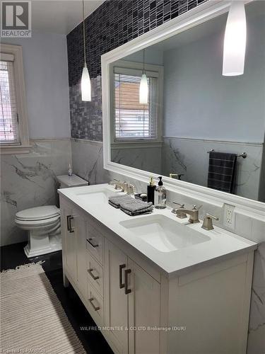 1235 Severin Drive S, Sarnia, ON - Indoor Photo Showing Bathroom