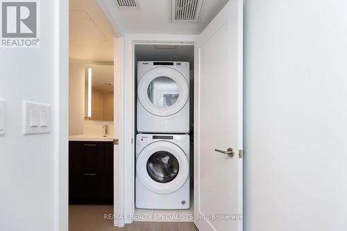 617 - 50 Mccaul Street, Toronto, ON - Indoor Photo Showing Laundry Room