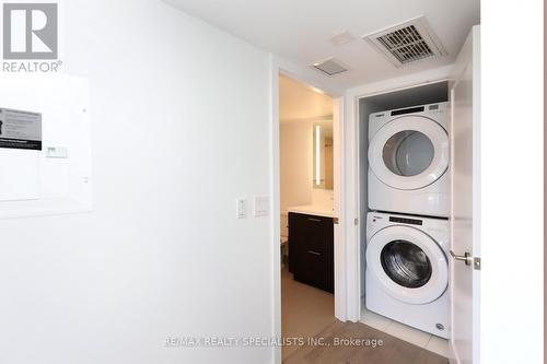 617 - 50 Mccaul Street, Toronto, ON - Indoor Photo Showing Laundry Room