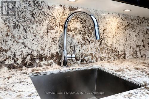 617 - 50 Mccaul Street, Toronto, ON - Indoor Photo Showing Kitchen