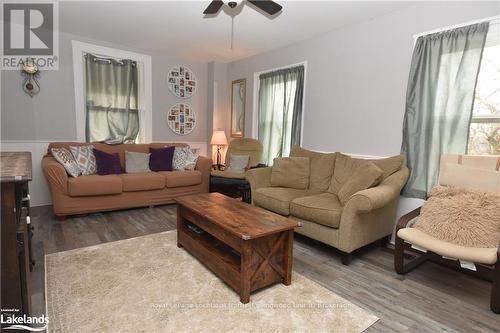 6176 21 22  Nottawasaga Sdrd, Clearview, ON - Indoor Photo Showing Living Room