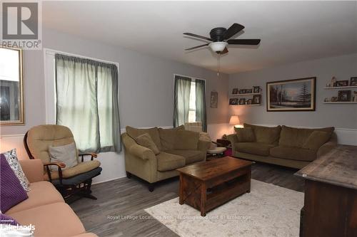 6176 21 22  Nottawasaga Sdrd, Clearview, ON - Indoor Photo Showing Living Room