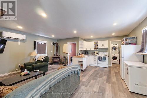 6176 21 22  Nottawasaga Sdrd, Clearview, ON - Indoor Photo Showing Laundry Room