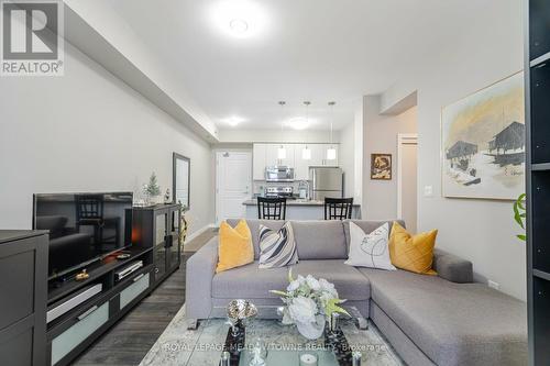 406 - 2490 Old Bronte Road E, Oakville, ON - Indoor Photo Showing Living Room