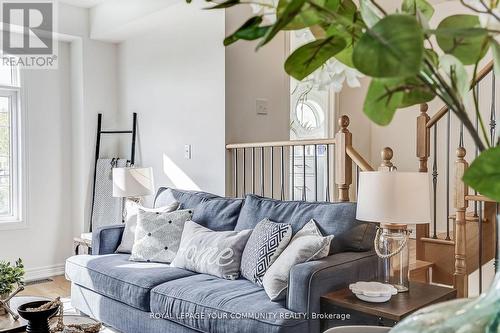 292 King Road, Richmond Hill, ON - Indoor Photo Showing Living Room