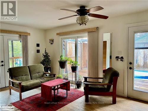 9 Prospect Street, Parry Sound, ON - Indoor Photo Showing Living Room