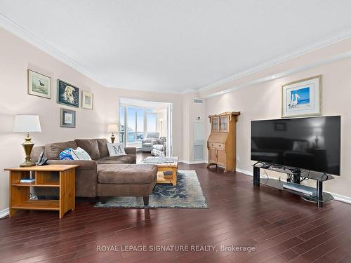 1122-10 Guildwood Pkwy, Toronto, ON - Indoor Photo Showing Living Room