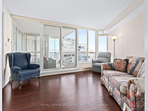 1122-10 Guildwood Pkwy, Toronto, ON - Indoor Photo Showing Living Room