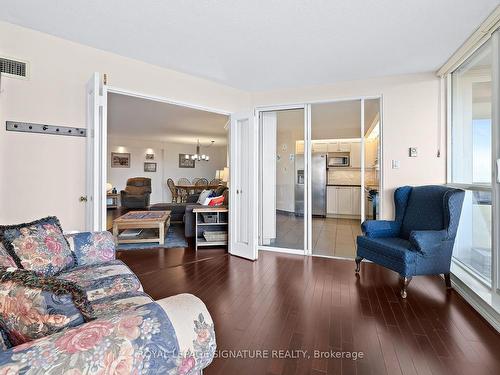 1122-10 Guildwood Pkwy, Toronto, ON - Indoor Photo Showing Living Room