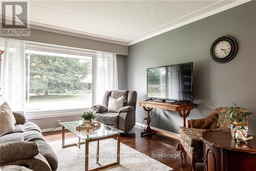 35 Dawson Street, Stratford, ON - Indoor Photo Showing Living Room