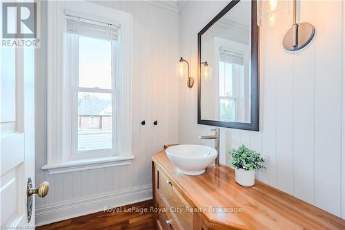 138 Dublin Street N, Guelph (Exhibition Park), ON - Indoor Photo Showing Bathroom