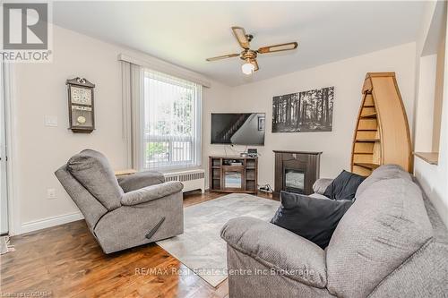 32 Walnut Lane, Brant, ON - Indoor Photo Showing Living Room