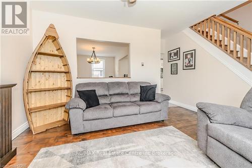 32 Walnut Lane, Brant, ON - Indoor Photo Showing Living Room