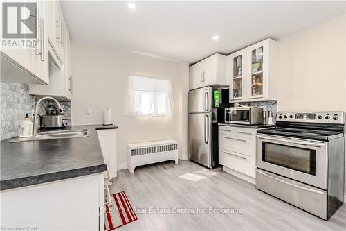 32 Walnut Lane, Brant, ON - Indoor Photo Showing Kitchen