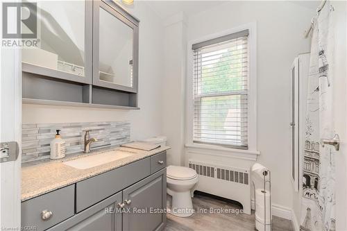 32 Walnut Lane, Brant, ON - Indoor Photo Showing Bathroom