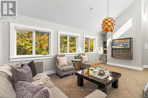 3476 Garden Of Eden Road, Clearview, ON - Indoor Photo Showing Living Room