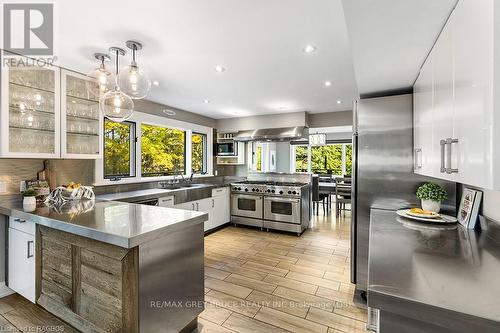 3476 Garden Of Eden Road, Clearview, ON - Indoor Photo Showing Kitchen With Upgraded Kitchen