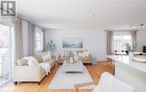 111 Rodney Street, Collingwood, ON - Indoor Photo Showing Living Room