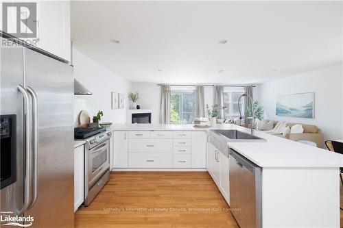 111 Rodney Street, Collingwood, ON - Indoor Photo Showing Kitchen With Stainless Steel Kitchen With Upgraded Kitchen