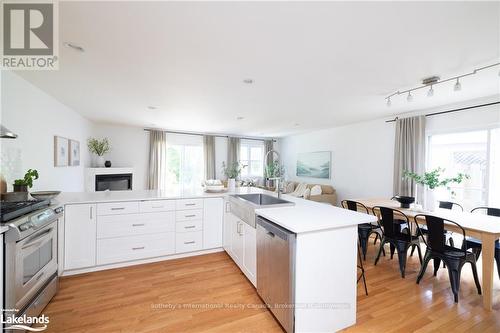 111 Rodney Street, Collingwood, ON - Indoor Photo Showing Kitchen With Upgraded Kitchen