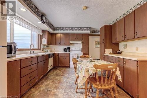 989 Silver Lake Rd, South Bruce Peninsula, ON - Indoor Photo Showing Kitchen