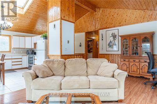 5202 Highway 6, Northern Bruce Peninsula, ON - Indoor Photo Showing Living Room