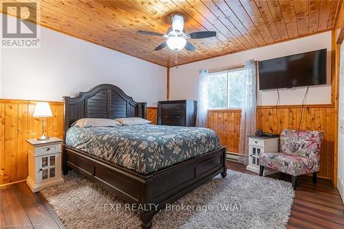 5202 Highway 6, Northern Bruce Peninsula, ON - Indoor Photo Showing Bedroom