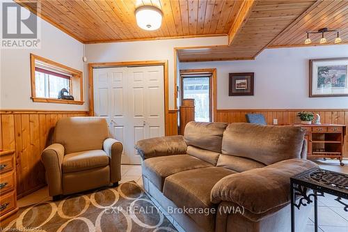 5202 Highway 6, Northern Bruce Peninsula, ON - Indoor Photo Showing Living Room