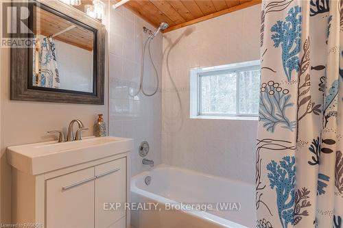 5202 Highway 6, Northern Bruce Peninsula, ON - Indoor Photo Showing Bathroom