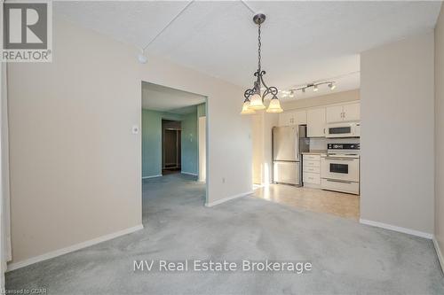 402 - 93 Westwood Road, Guelph (West Willow Woods), ON - Indoor Photo Showing Kitchen