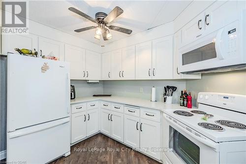 401 - 8 Christopher Court, Guelph (Hanlon Creek), ON - Indoor Photo Showing Kitchen