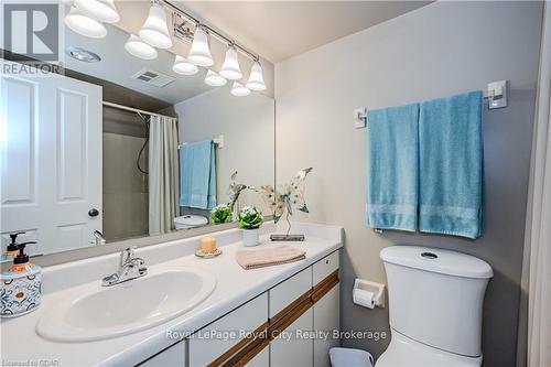 401 - 8 Christopher Court, Guelph (Hanlon Creek), ON - Indoor Photo Showing Bathroom