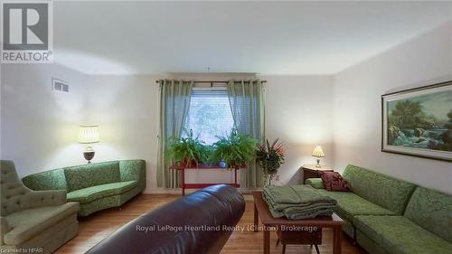 53 Victoria Boulevard, Huron East (Vanastra), ON - Indoor Photo Showing Living Room