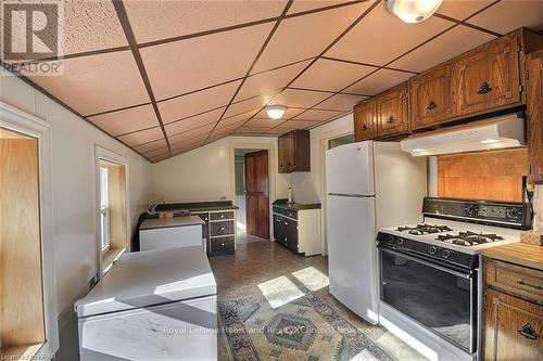 122 Mary Street, Central Huron (Clinton), ON - Indoor Photo Showing Kitchen