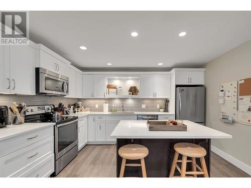 224 Lost Creek Court, Kelowna, BC - Indoor Photo Showing Kitchen With Upgraded Kitchen