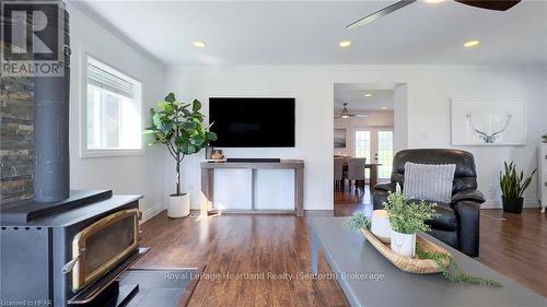 14782 Sixteen Mile Road, Middlesex Centre, ON - Indoor Photo Showing Living Room