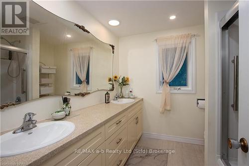 166 Cobourg Street, Stratford, ON - Indoor Photo Showing Bathroom