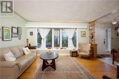 166 Cobourg Street, Stratford, ON - Indoor Photo Showing Living Room