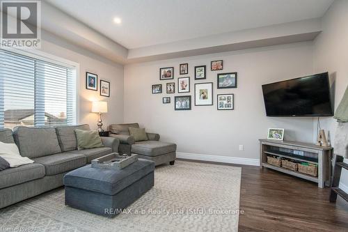 36 Ahrens Drive, Stratford (Downie), ON - Indoor Photo Showing Living Room