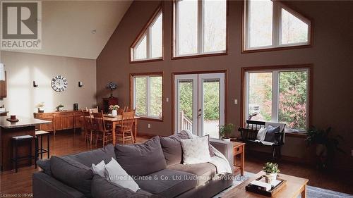 86347 Kingsbridge Line, Ashfield-Colborne-Wawanosh (Ashfield), ON - Indoor Photo Showing Living Room