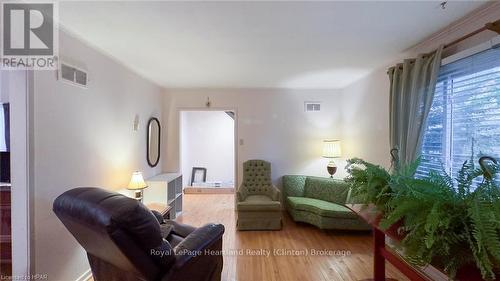 53 Victoria Boulevard, Huron East (Vanastra), ON - Indoor Photo Showing Living Room