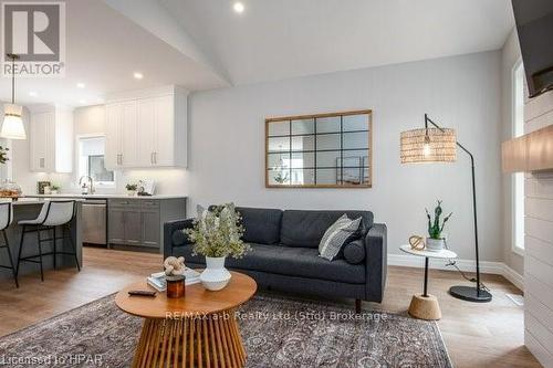 6 Diamond Street, East Zorra-Tavistock (Tavistock), ON - Indoor Photo Showing Living Room