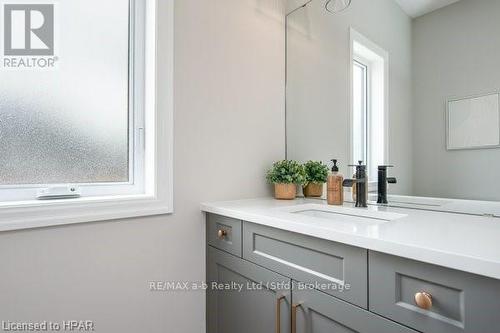 6 Diamond Street, East Zorra-Tavistock (Tavistock), ON - Indoor Photo Showing Bathroom