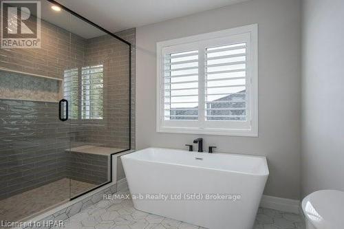 6 Diamond Street, East Zorra-Tavistock (Tavistock), ON - Indoor Photo Showing Bathroom