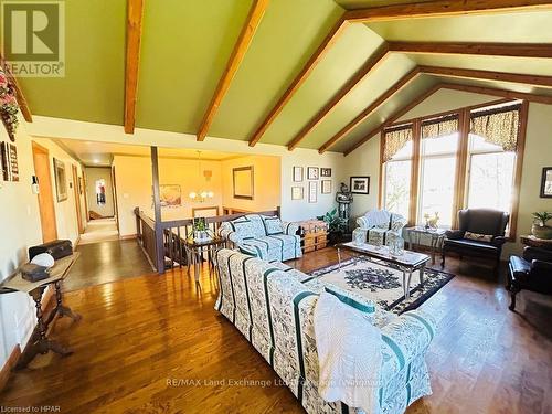 84332 Mcnabb Line, Huron East (Grey), ON - Indoor Photo Showing Living Room