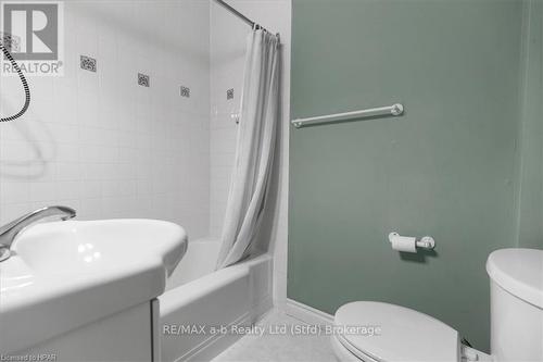 75 Youngs Street, Stratford, ON - Indoor Photo Showing Bathroom