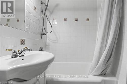 75 Youngs Street, Stratford, ON - Indoor Photo Showing Bathroom