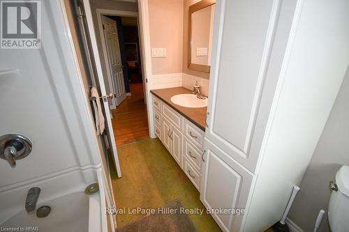 39 Park Lane Drive, Stratford, ON - Indoor Photo Showing Bathroom